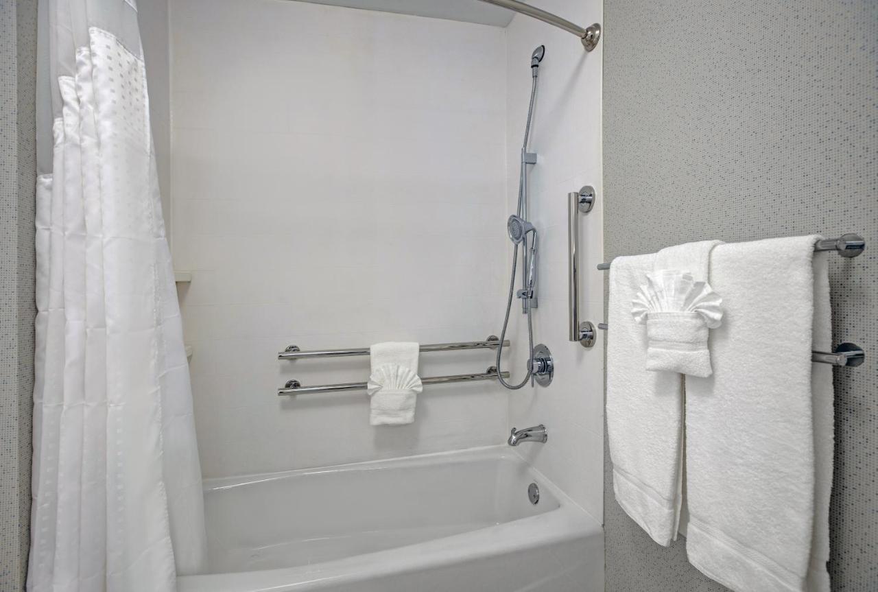 Holiday Inn Express & Suites - Milwaukee - Brookfield By Ihg Extérieur photo